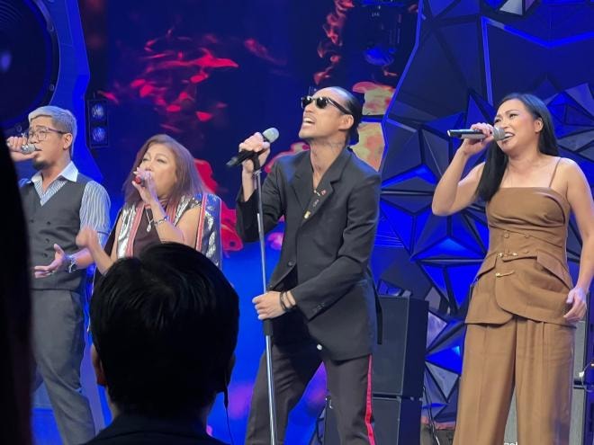 siu-black-khoe-giong-hat-live-22noi-da-ga22-pham-anh-khoa-lan-dau-xuat-hien-truoc-truyen-thong-voi-kinh-den-che-ca-mat-15-ngoisaovn-w2048-h1536 1