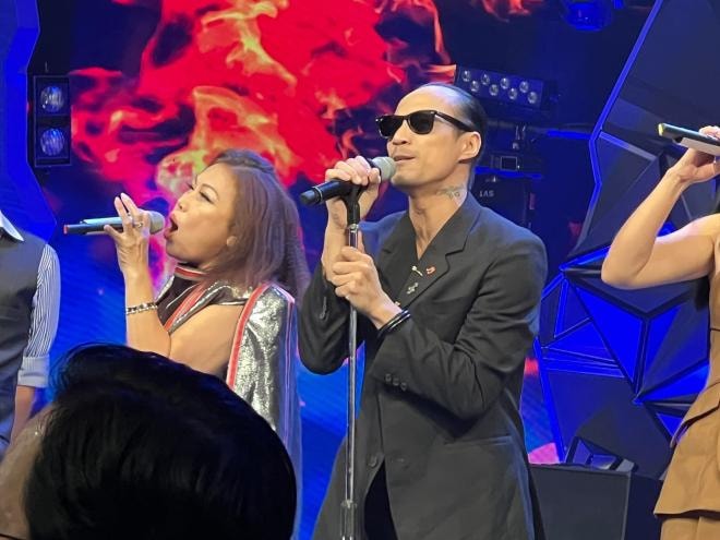 siu-black-khoe-giong-hat-live-22noi-da-ga22-pham-anh-khoa-lan-dau-xuat-hien-truoc-truyen-thong-voi-kinh-den-che-ca-mat-9-ngoisaovn-w2048-h1536 6