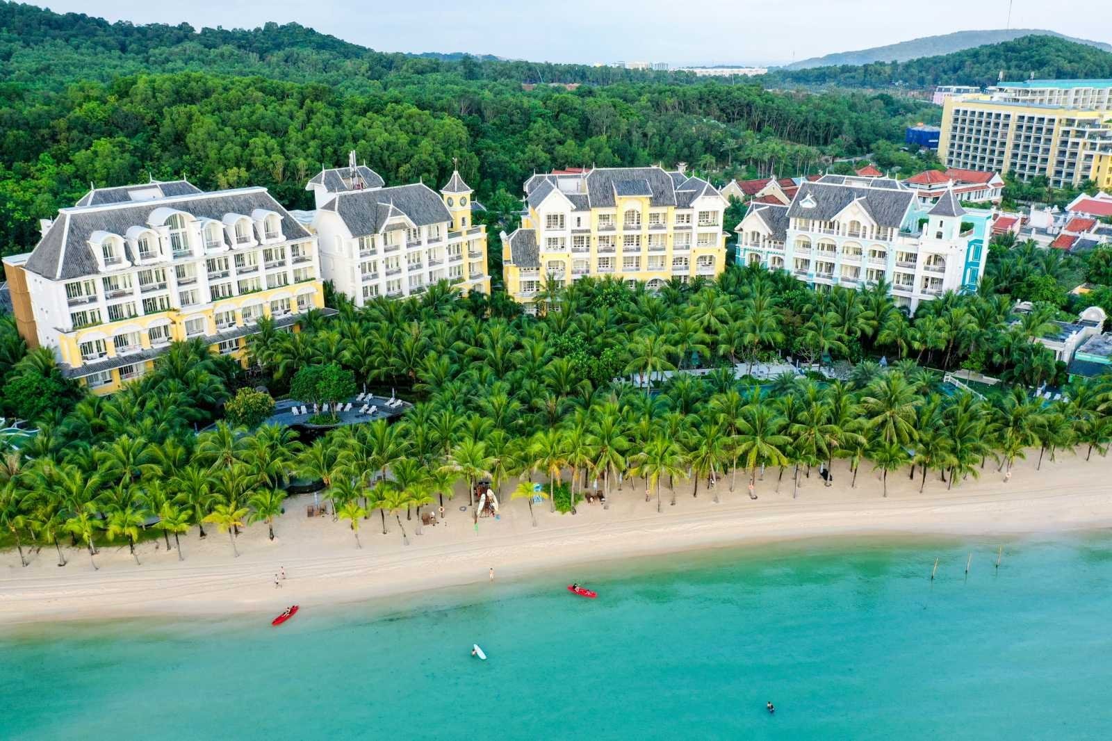 khu-nghi-duong-jw-marriott-phu-quoc-emerald-bay.jpg