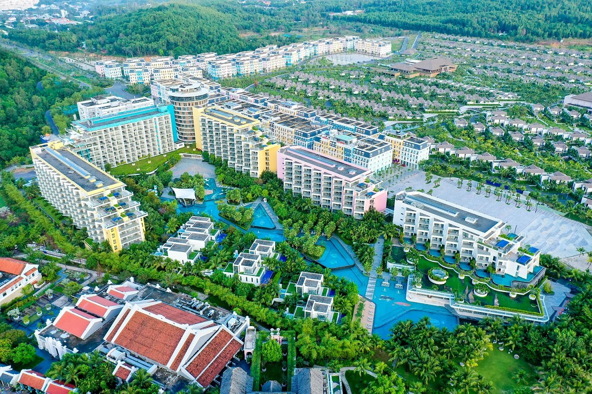 khu-nghi-duong-premier-residences-phu-quoc-emerald-bay-nam-trong-to-hop-bai-kem-cua-sun-group.jpg