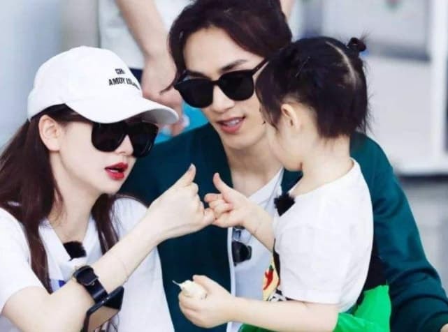 Từng bị ném đá vì nghi ngờ 'giật bồ' An Dĩ Hiên, giờ cô và Lee Seung Hyun lại trở thành cặp vợ chồng được yêu thích nhất vì thiên thần nhỏ 'vạn người mê' này 6