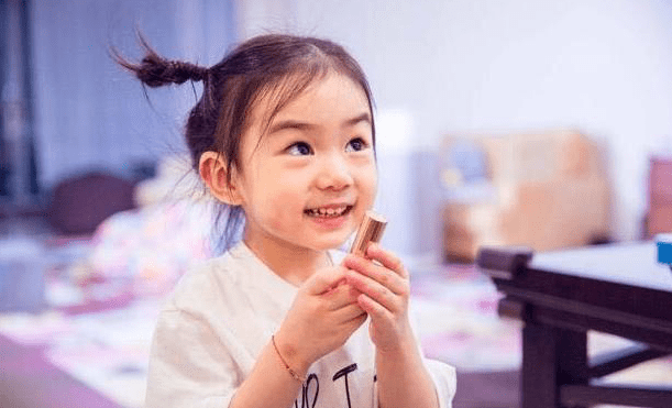Từng bị ném đá vì nghi ngờ 'giật bồ' An Dĩ Hiên, giờ cô và Lee Seung Hyun lại trở thành cặp vợ chồng được yêu thích nhất vì thiên thần nhỏ 'vạn người mê' này 10