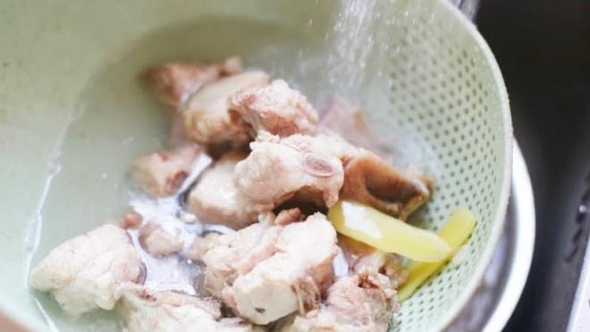  canh sườn non củ sen 1