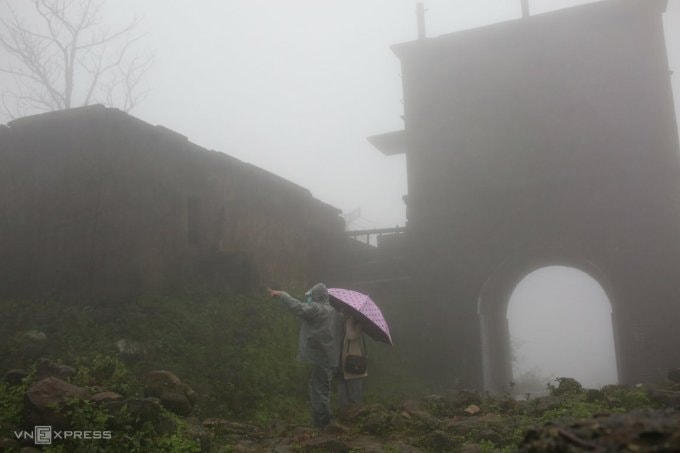 Chuyên gia khảo sát Hải Vân Quan. Ảnh: Nguyễn Đông.