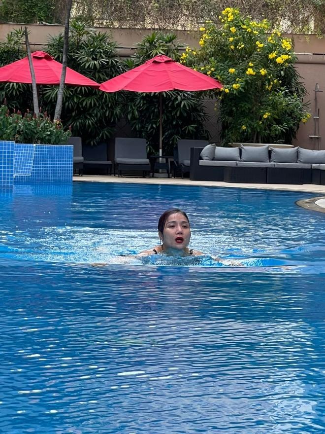 Bất chấp tuổi 44, MC Cát Tường tự tin diện bikini khoe dáng nóng bỏng ở hồ bơi 5