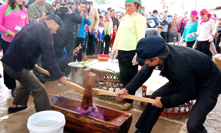 Phần thi giã bánh dày trong lễ hội. (Ảnh: Internet)