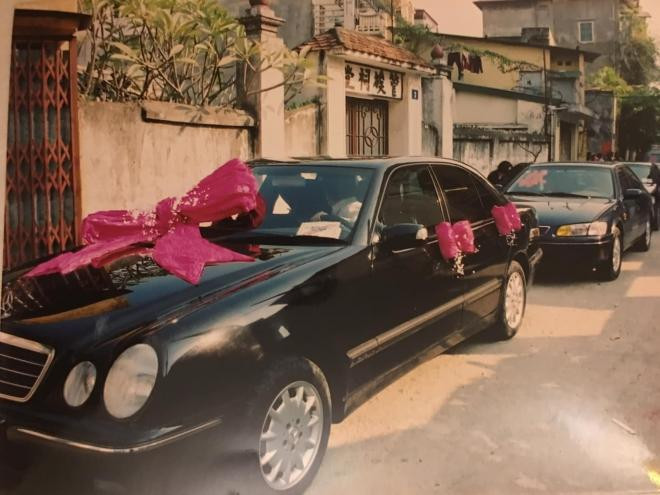 NTK gốc Hà Nội chia sẻ ảnh cưới 24 năm trước, từng gây xôn xao khu phố cổ bởi dàn xe sang 5