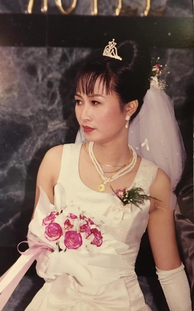 NTK gốc Hà Nội chia sẻ ảnh cưới 24 năm trước, từng gây xôn xao khu phố cổ bởi dàn xe sang 4
