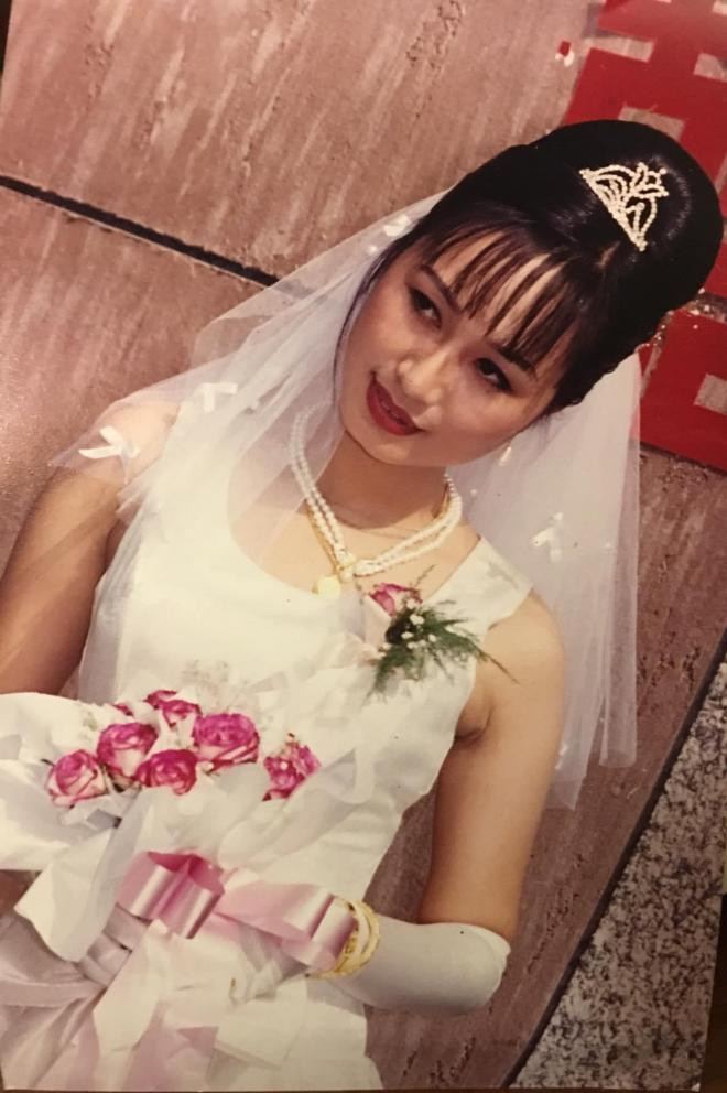 NTK gốc Hà Nội chia sẻ ảnh cưới 24 năm trước, từng gây xôn xao khu phố cổ bởi dàn xe sang 3