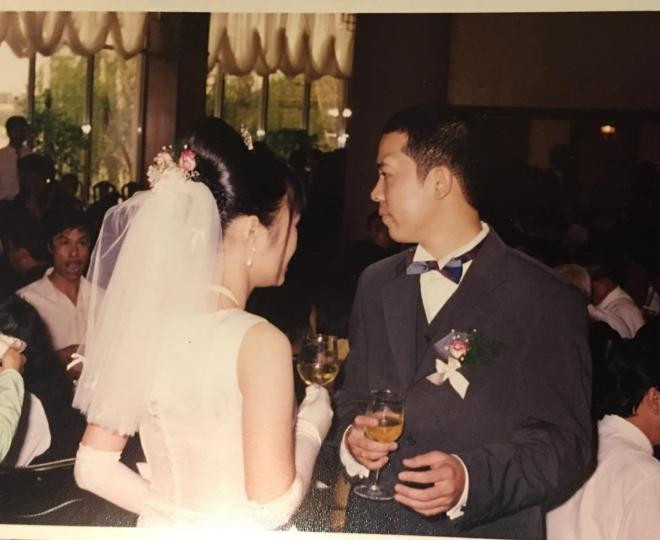 NTK gốc Hà Nội chia sẻ ảnh cưới 24 năm trước, từng gây xôn xao khu phố cổ bởi dàn xe sang 2