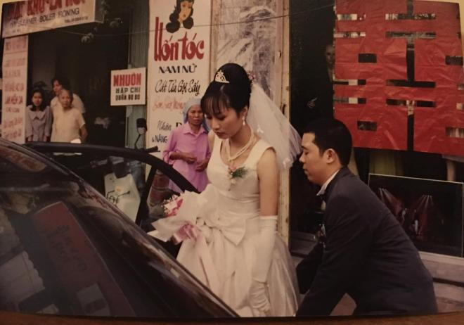 NTK gốc Hà Nội chia sẻ ảnh cưới 24 năm trước, từng gây xôn xao khu phố cổ bởi dàn xe sang 1