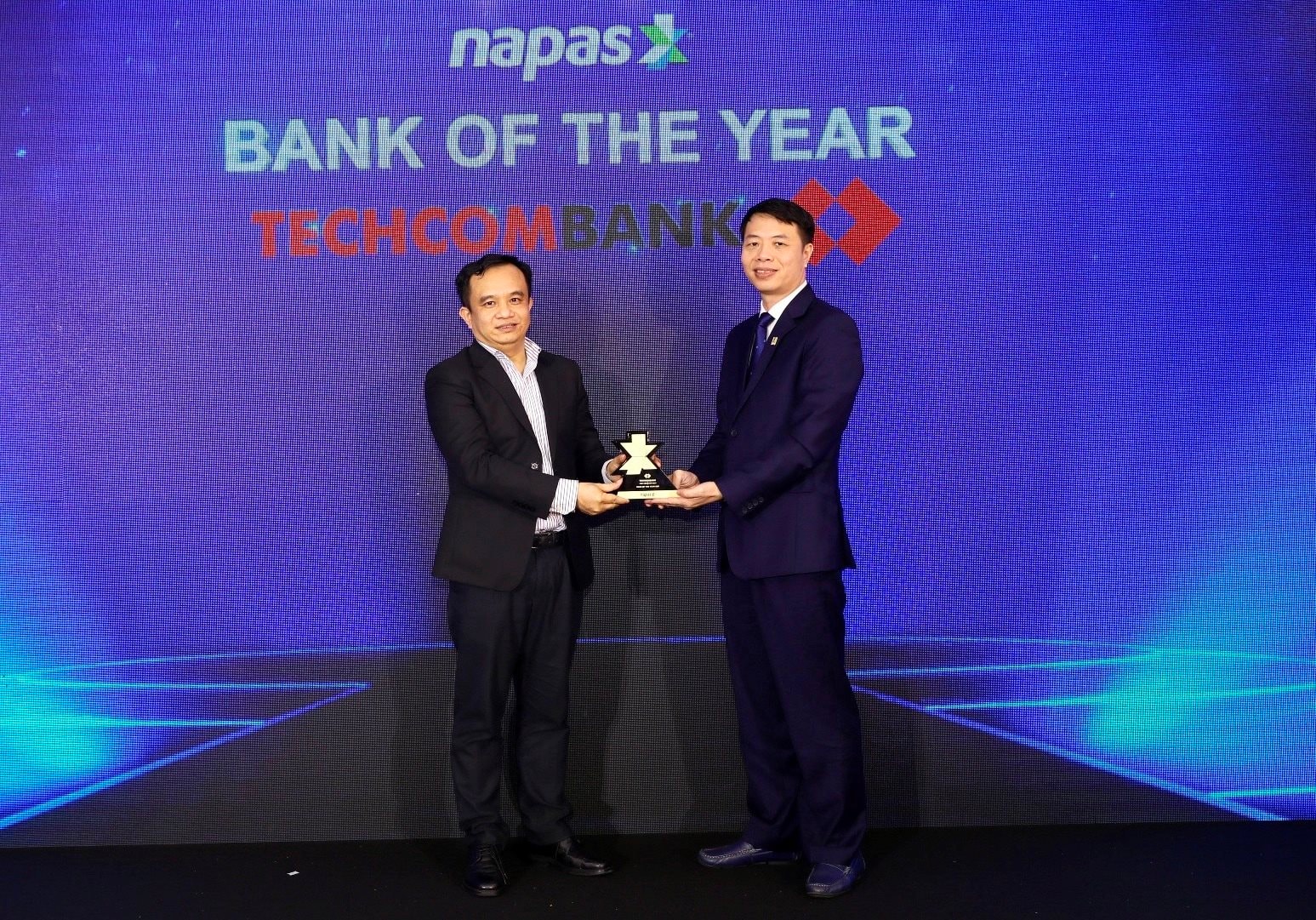 techcombank-nhan-giai-thuong-ngan-hang-xuat-sac-nam-2021-bank-of-the-year-2021.jpg