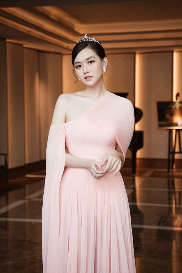 can-canh-nhan-sac-va-voc-dang-a-hau-tuong-san-qua-camera-thuong-sau-khi-sinh-con-lieu-co-chuan-nhu-anh-tu-dang-1-ngoisaovn-w600-h899 0