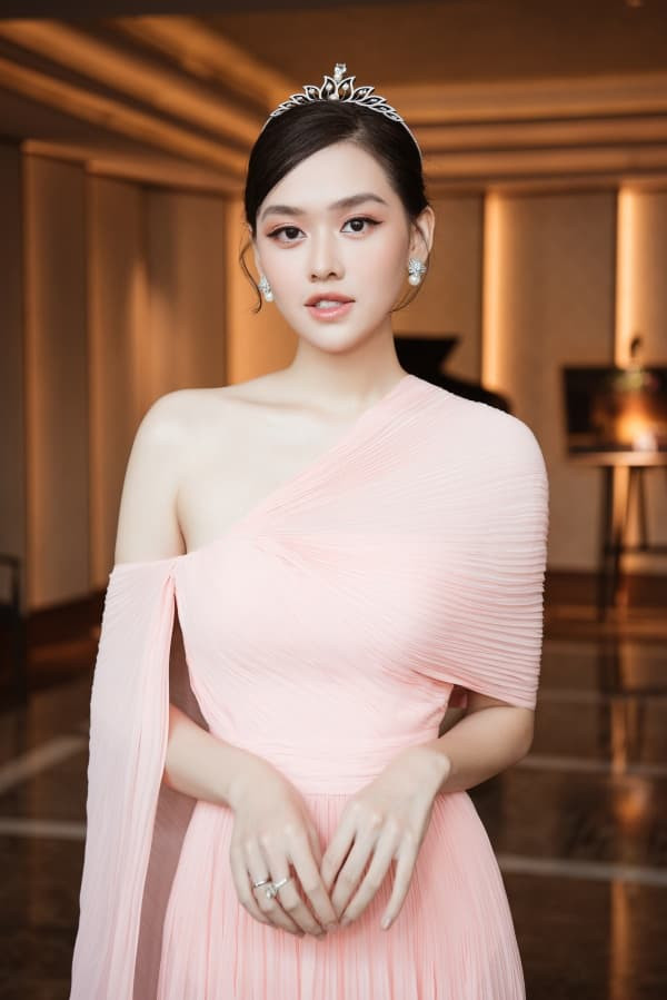 can-canh-nhan-sac-va-voc-dang-a-hau-tuong-san-qua-camera-thuong-sau-khi-sinh-con-lieu-co-chuan-nhu-anh-tu-dang-2-ngoisaovn-w600-h899 0