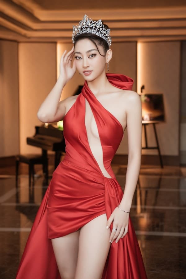 can-canh-nhan-sac-va-voc-dang-a-hau-tuong-san-qua-camera-thuong-sau-khi-sinh-con-lieu-co-chuan-nhu-anh-tu-dang-3-ngoisaovn-w600-h899 6