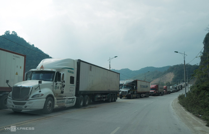 Dòng dài xe chở nông sản đang ùn tắc ở cửa khẩu Tân Thanh, Lạng Sơn. Ảnh: Ngọc Thành