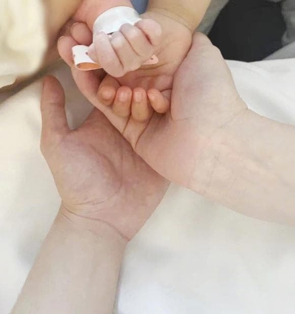 Bị đồn 'máy đẻ cho nhà trùm sòng bạc, Hề Mộng Dao khoe ảnh Giáng sinh sang chảnh với Hà Du Quân và em chồng 2