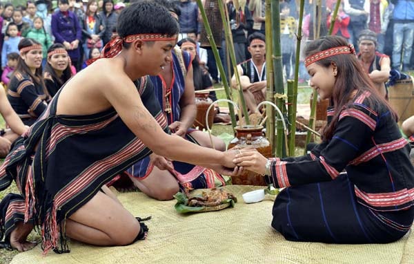 Nghi lễ trao vòng tay trong đám cưới của người Jrai
