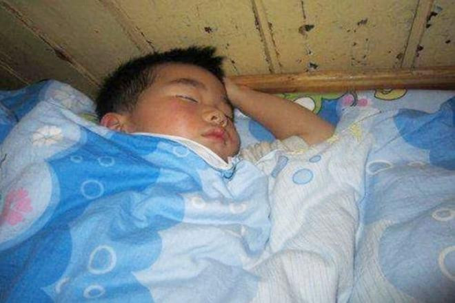mặc quần áo mùa đông cho trẻ 0