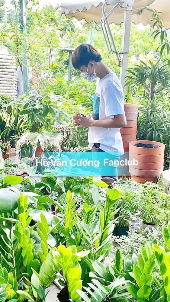 ho-van-cuong-co-man-tai-xuat-tren-song-livestream-cung-ngoc-son-va-bau-thuy-lan-dau-lam-dieu-nay-cho-phi-nhung-5-ngoisaovn-w563-h1000 3