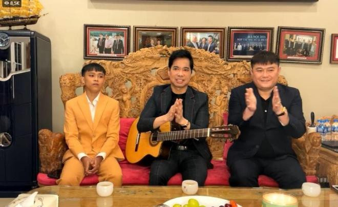ho-van-cuong-co-man-tai-xuat-tren-song-livestream-cung-ngoc-son-va-bau-thuy-lan-dau-lam-dieu-nay-cho-phi-nhung-1-ngoisaovn-w916-h561 0