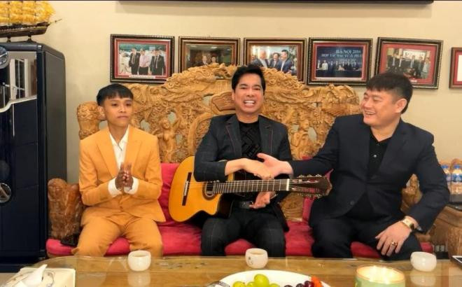 ho-van-cuong-co-man-tai-xuat-tren-song-livestream-cung-ngoc-son-va-bau-thuy-lan-dau-lam-dieu-nay-cho-phi-nhung-2-ngoisaovn-w909-h566 1