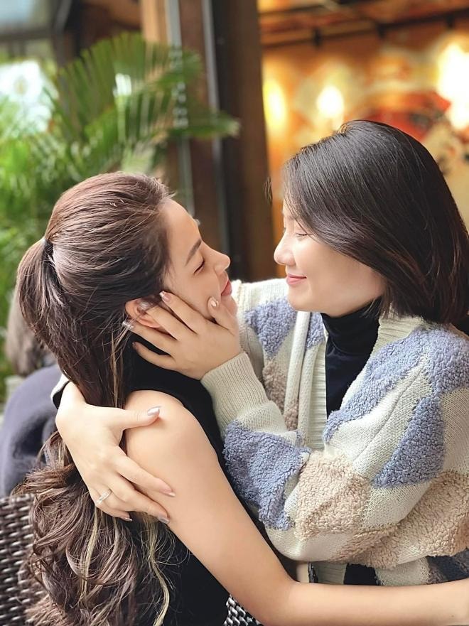 Trong phim là 'mẹ ghẻ - con chồng' đối địch, ngoài đời Lương Thu Trang và Ngọc Lan lại thắm thiết, mặn nồng thế này khi gặp lại 3