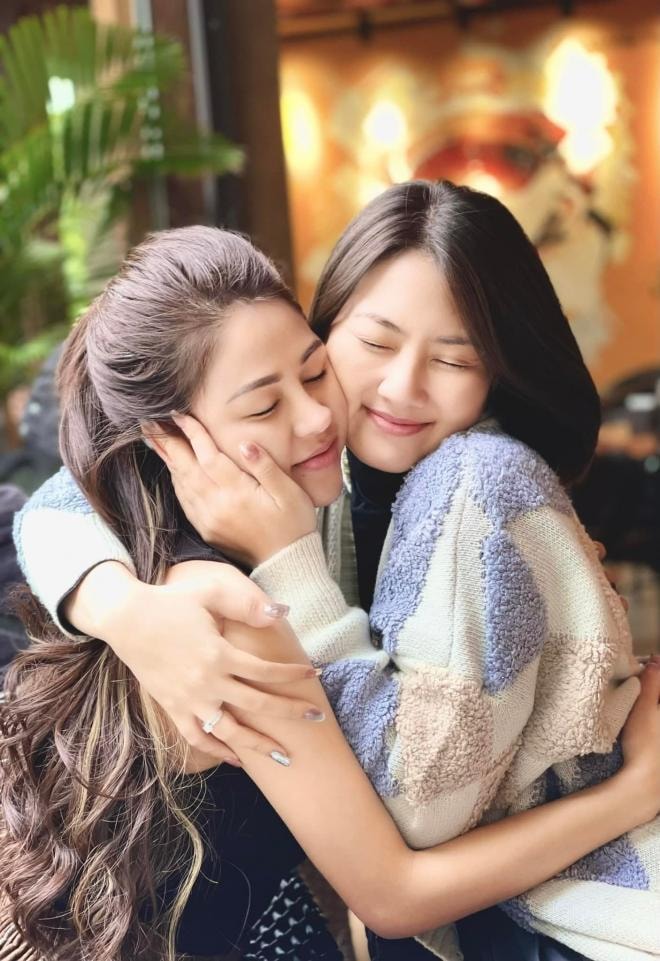 Trong phim là 'mẹ ghẻ - con chồng' đối địch, ngoài đời Lương Thu Trang và Ngọc Lan lại thắm thiết, mặn nồng thế này khi gặp lại 2