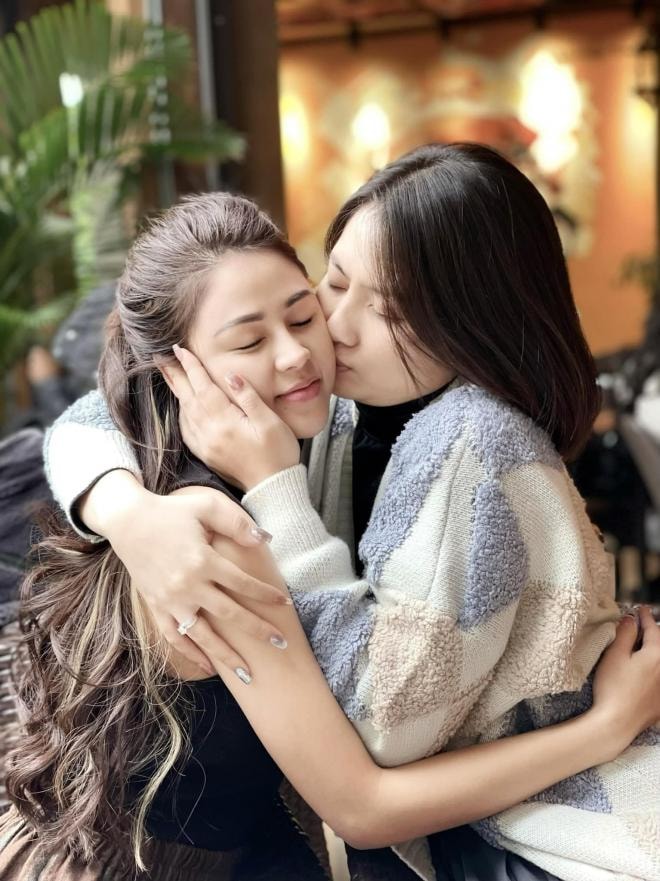 Trong phim là 'mẹ ghẻ - con chồng' đối địch, ngoài đời Lương Thu Trang và Ngọc Lan lại thắm thiết, mặn nồng thế này khi gặp lại 1