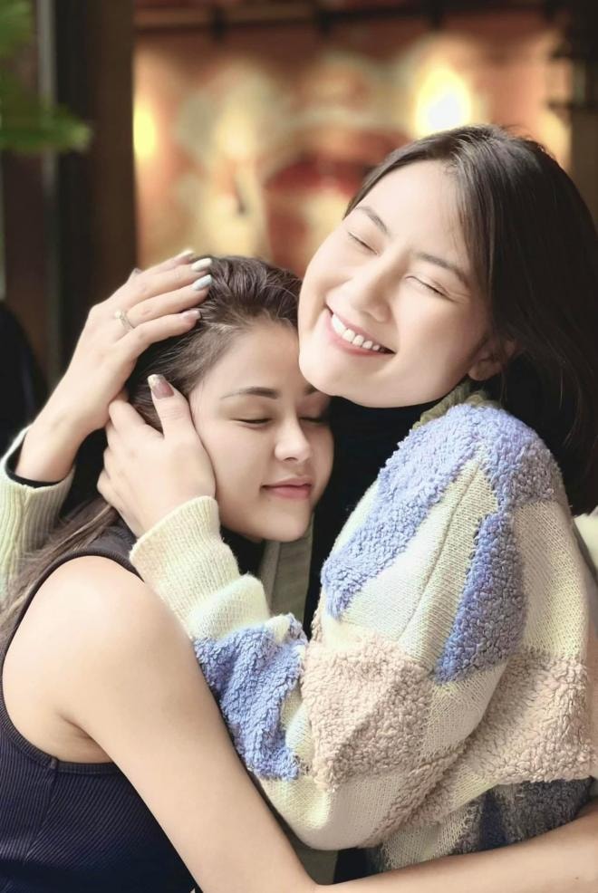 Trong phim là 'mẹ ghẻ - con chồng' đối địch, ngoài đời Lương Thu Trang và Ngọc Lan lại thắm thiết, mặn nồng thế này khi gặp lại 0