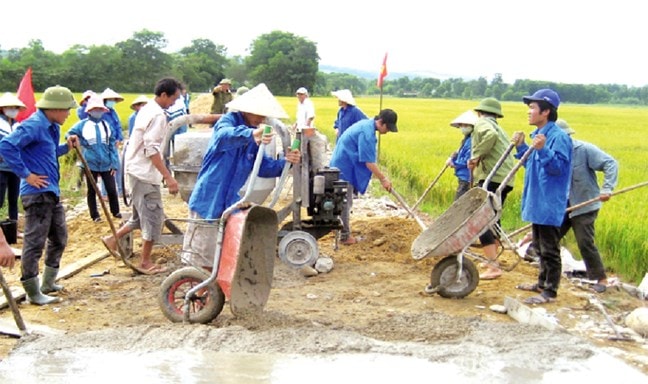 Đồng bào công giáo trong tỉnh thực hiện tốt phương châm “sống tốt đời, đẹp đạo” tích cực xây dựng NTM. Trong ảnh, giáo dân xã Hương Lung, huyện Cẩm Khê tham gia làm đường giao thông nông thôn