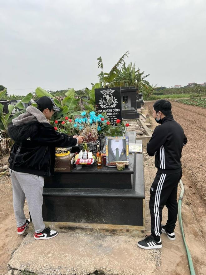 Chí Nhân viếng mộ  0