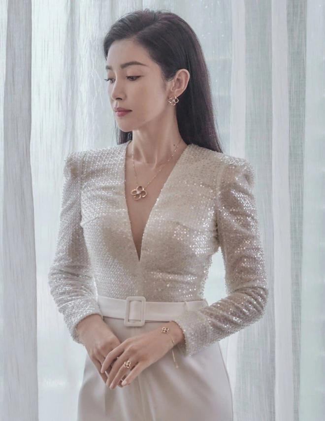 Bị phạt vì ăn mặc gợi cảm, Lý Băng Băng còn quyết định 'bốc' hơn khi diện đầm xuyên thấu khoe trọn đôi chân đẹp hơn cả Dương Mịch  15