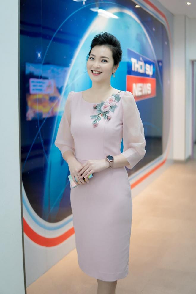 nhan-sac-doi-thuong-cua-btv-thay-the-hoai-anh-dan-thoi-su-19h-lieu-co-dinh-1-ngoisaovn-w1000-h1499 6 nhan-sac-doi-thuong-cua-btv-thay-the-hoai-anh-dan-thoi-su-19h-lieu-co-dinh-1-ngoisaovn-w1000-h1499 6