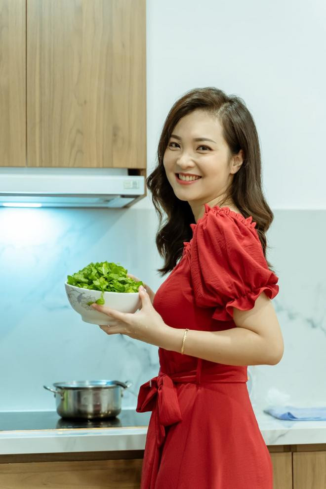nhan-sac-doi-thuong-cua-btv-thay-the-hoai-anh-dan-thoi-su-19h-lieu-co-dinh-4-ngoisaovn-w1000-h1499 3 nhan-sac-doi-thuong-cua-btv-thay-the-hoai-anh-dan-thoi-su-19h-lieu-co-dinh-4-ngoisaovn-w1000-h1499 3