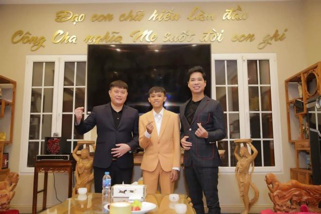 ho-van-cuong-dien-vest-banh-bao-di-hat-voi-ngoc-son-trong-ngay-dau-nam-moi-1-ngoisaovn-w999-h666 3