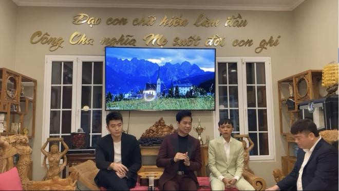 ho-van-cuong-dien-vest-banh-bao-di-hat-voi-ngoc-son-trong-ngay-dau-nam-moi-2-ngoisaovn-w999-h563 2