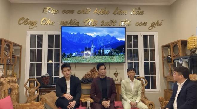 ho-van-cuong-dien-vest-banh-bao-di-hat-voi-ngoc-son-trong-ngay-dau-nam-moi-3-ngoisaovn-w1000-h557 1