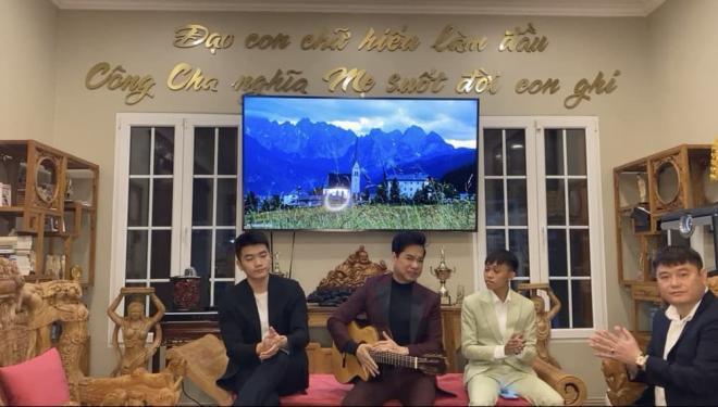 ho-van-cuong-dien-vest-banh-bao-di-hat-voi-ngoc-son-trong-ngay-dau-nam-moi-5-ngoisaovn-w1000-h569 0