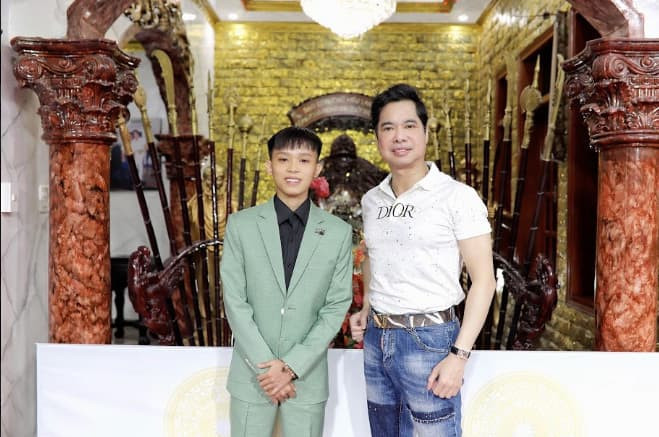 nguoi-ham-mo-vay-kin-san-bay-sau-khi-ho-van-cuong-hoan-thanh-show-dien-7d2ee8e6.jpeg 0