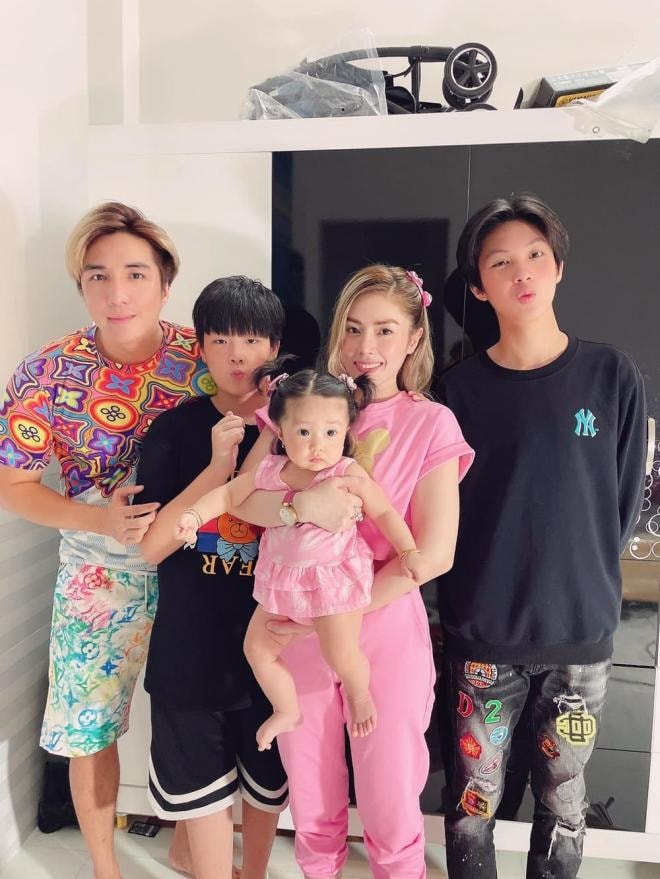 bieu-cam-dang-yeu-cua-con-gai-lam-chan-khang-khi-choi-cung-hai-anh-740c3c65-ngoisaovn-w1000-h1333 3