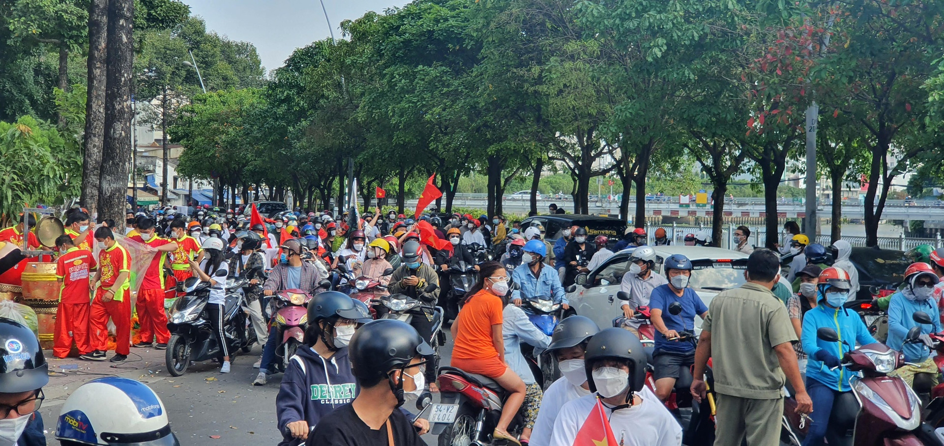 Hàng ngàn người diễu hành cùng hoa hậu Thùy Tiên - ảnh 11