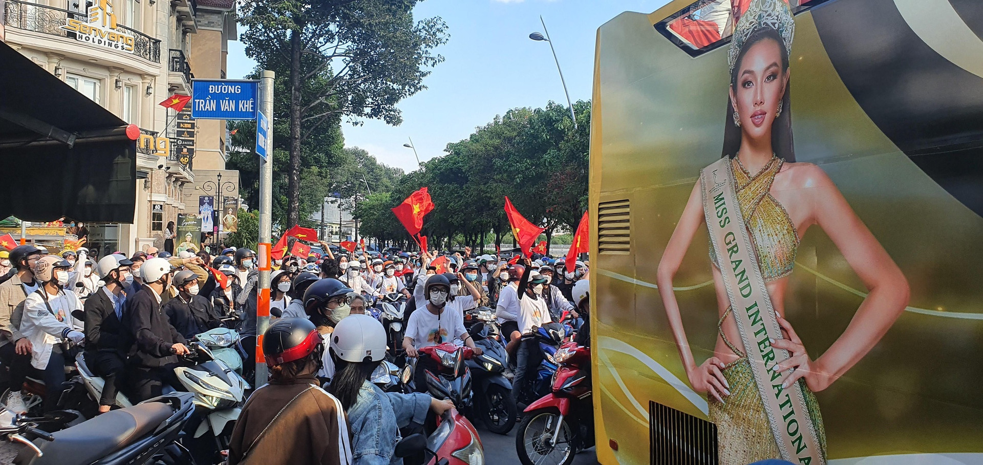 Hàng ngàn người diễu hành cùng hoa hậu Thùy Tiên - ảnh 3