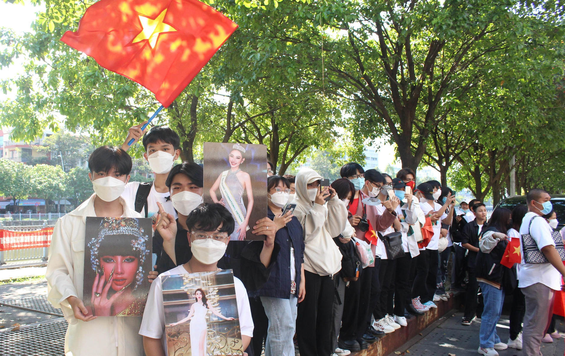 Hàng ngàn người diễu hành cùng hoa hậu Thùy Tiên - ảnh 9