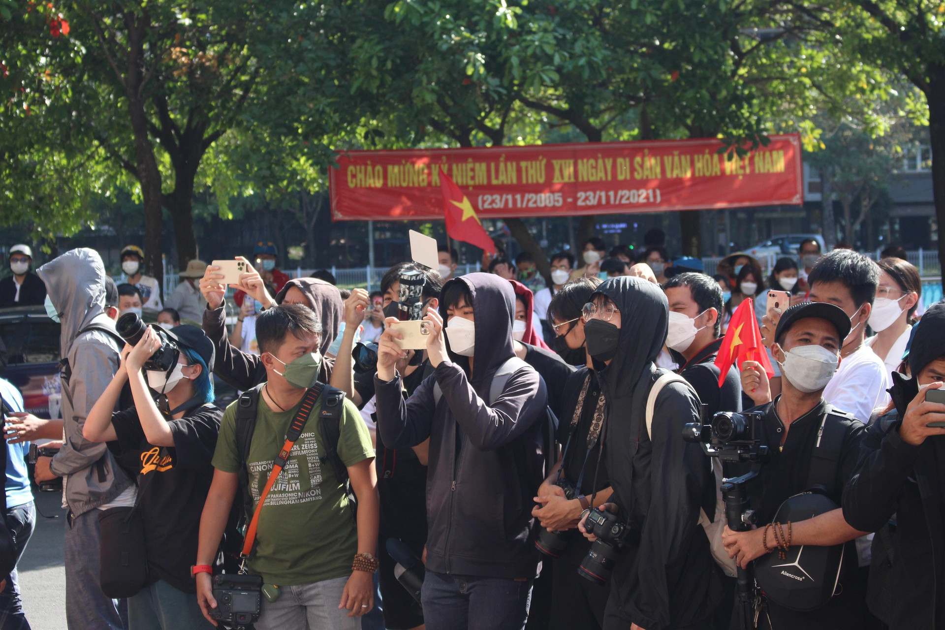 Hàng ngàn người diễu hành cùng hoa hậu Thùy Tiên - ảnh 6