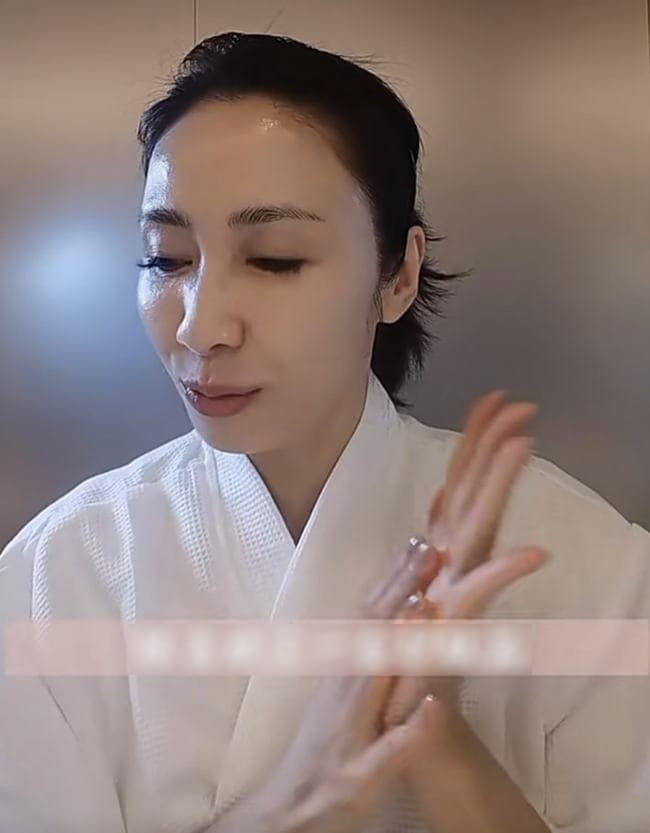 Mỹ nhân TVB Lê Tư bị mỉa mai vì khoe mặt mộc 'giả trân' vẫn còn nguyên make up, cặp mi giả càng khiến dân mạng 'hết hồn'  11