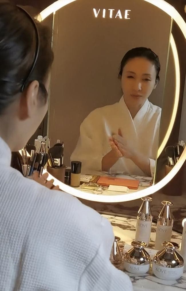 Mỹ nhân TVB Lê Tư bị mỉa mai vì khoe mặt mộc 'giả trân' vẫn còn nguyên make up, cặp mi giả càng khiến dân mạng 'hết hồn'  8