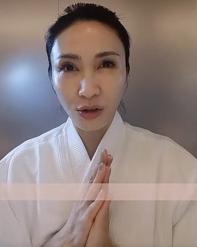 Mỹ nhân TVB Lê Tư bị mỉa mai vì khoe mặt mộc 'giả trân' vẫn còn nguyên make up, cặp mi giả càng khiến dân mạng 'hết hồn'  11