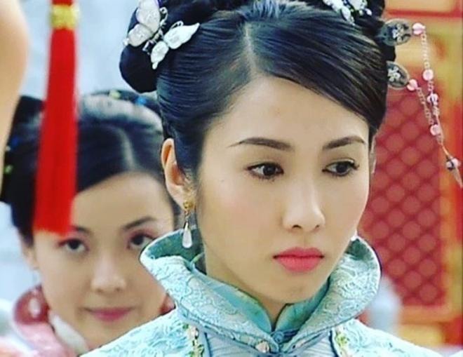 Mỹ nhân TVB Lê Tư bị mỉa mai vì khoe mặt mộc 'giả trân' vẫn còn nguyên make up, cặp mi giả càng khiến dân mạng 'hết hồn'  5