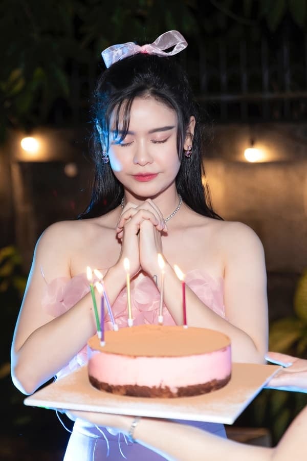 truong-quynh-anh-khoe-ve-dep-22hack-tuoi22-trong-tiec-sinh-nhat-ngap-sac-hong-ben-hoi-ban-than-14-ngoisaovn-w600-h901 0